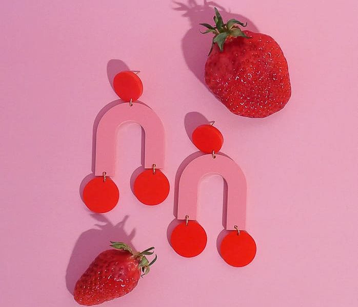 boucles d'oreilles fantaisie en plexiglass arcade. ModĂšle bicolore rose et rouge
