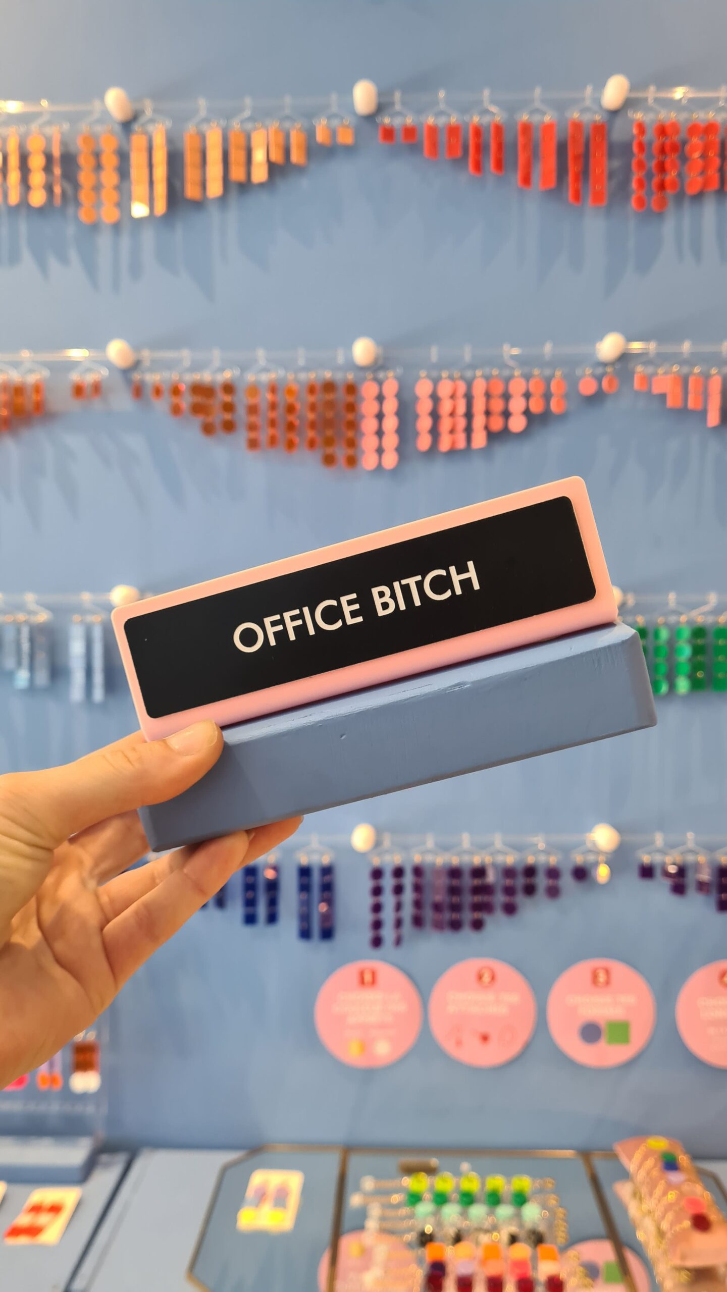 photo de la plaque de bureau "office bitch" de la bijouterie KITX à Marseille
