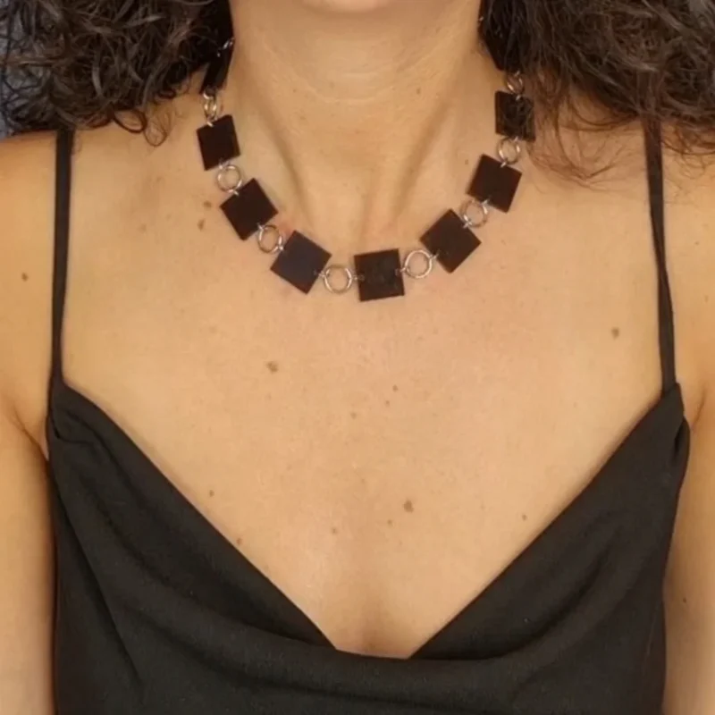COLLIER FANTAISIE EN PLEXIGLASS Carré Noir Transparent - Argentée