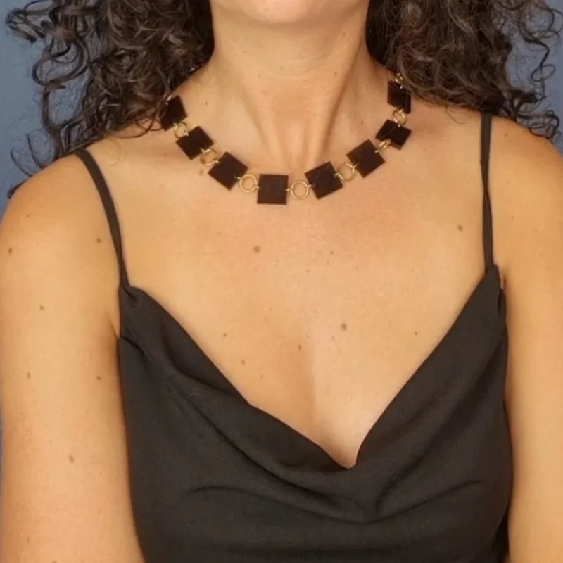 COLLIER FANTAISIE EN PLEXIGLASS Carré Noir Transparent - Dorée