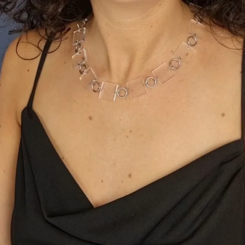 COLLIER FANTAISIE EN PLEXIGLASS Carré TRANSPARENT - Argentée